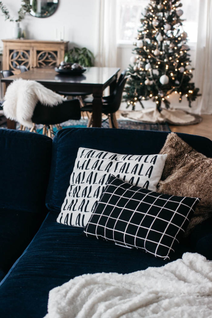 A stunning modern Christmas home tour! Love all of the monochromatic decor in this natural home tour. Beautiful black and white palette for this holiday living room! #moderndecor #monochrome #Christmas #modernChristmas #hometour