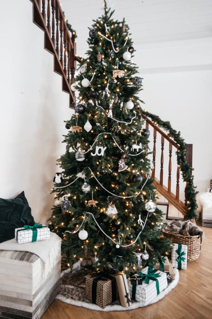 A stunning modern Christmas home tour! Love all of the monochromatic decor in this natural home tour. Beautiful black and white palette for this holiday living room! #moderndecor #monochrome #Christmas #modernChristmas #hometour