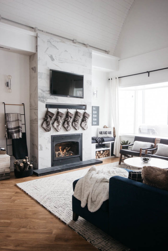 A stunning modern Christmas home tour! Love all of the monochromatic decor in this natural home tour. Beautiful black and white palette for this holiday living room! #moderndecor #monochrome #Christmas #modernChristmas #hometour