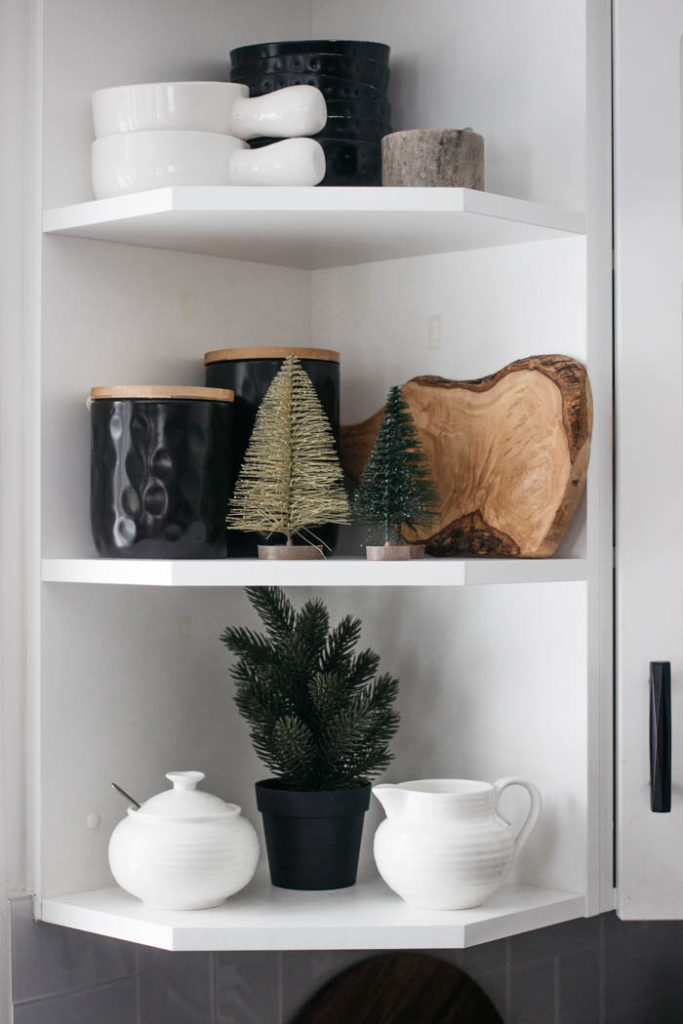 A Modern Minimalist Christmas Kitchen and Dining Room! LOVE the subtle touches of Christmas and the beautiful decor in these two rooms. A beautiful mix of natural colours in the green, black, and white colour palette. Touches of nordic and scandi style in this minimalistic holiday design. #nordic #modern #Christmas #Christmasdecor #ChristmasKitchen #blackandwhite 