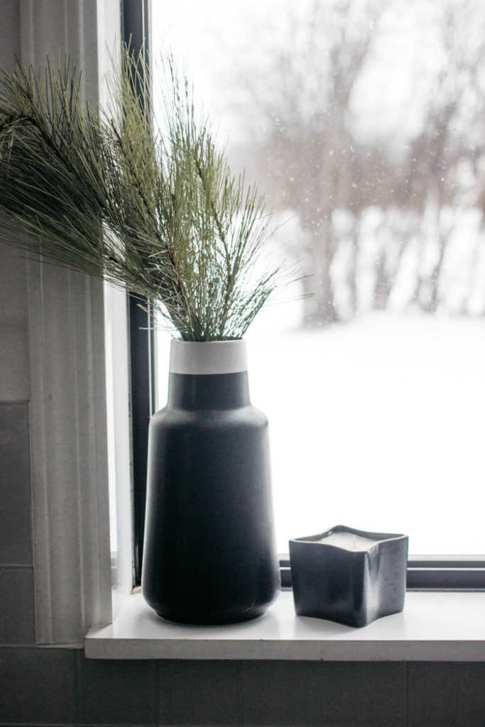 A Modern Minimalist Christmas Kitchen and Dining Room! LOVE the subtle touches of Christmas and the beautiful decor in these two rooms. A beautiful mix of natural colours in the green, black, and white colour palette. Touches of nordic and scandi style in this minimalistic holiday design. #nordic #modern #Christmas #Christmasdecor #ChristmasKitchen #blackandwhite 