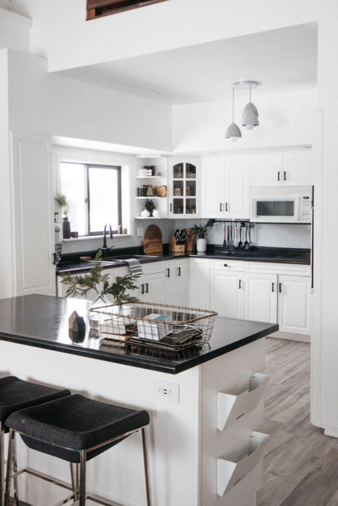 A Modern Minimalist Christmas Kitchen and Dining Room! LOVE the subtle touches of Christmas and the beautiful decor in these two rooms. A beautiful mix of natural colours in the green, black, and white colour palette. Touches of nordic and scandi style in this minimalistic holiday design. #nordic #modern #Christmas #Christmasdecor #ChristmasKitchen #blackandwhite