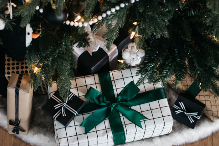 A stunning modern Christmas home tour! Love all of the monochromatic decor in this natural home tour. Beautiful black and white palette for this holiday living room! #moderndecor #monochrome #Christmas #modernChristmas #hometour