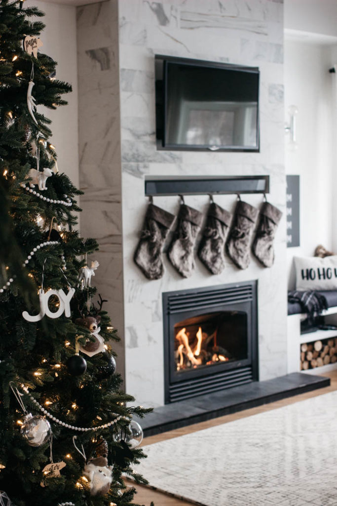 A stunning modern Christmas home tour! Love all of the monochromatic decor in this natural home tour. Beautiful black and white palette for this holiday living room! #moderndecor #monochrome #Christmas #modernChristmas #hometour