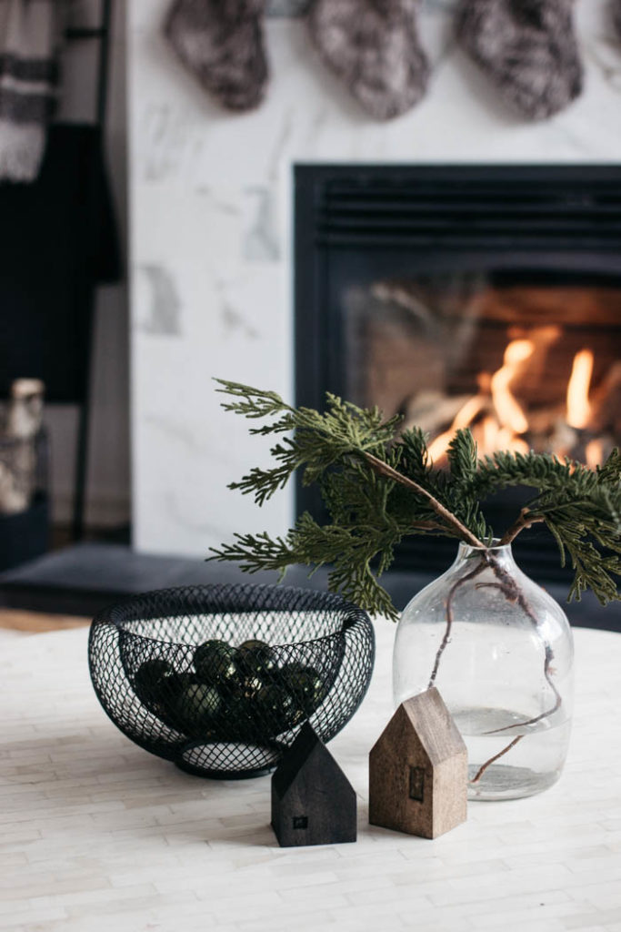 A stunning modern Christmas home tour! Love all of the monochromatic decor in this natural home tour. Beautiful black and white palette for this holiday living room! #moderndecor #monochrome #Christmas #modernChristmas #hometour