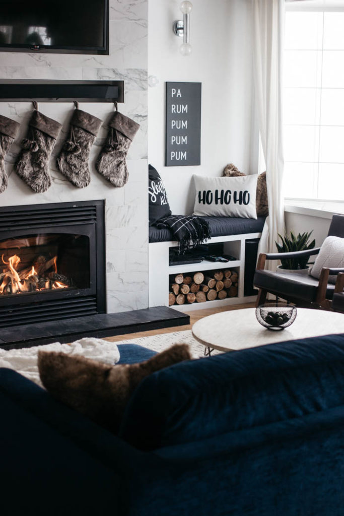 A stunning modern Christmas home tour! Love all of the monochromatic decor in this natural home tour. Beautiful black and white palette for this holiday living room! #moderndecor #monochrome #Christmas #modernChristmas #hometour