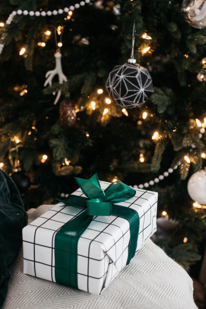 A stunning modern Christmas home tour! Love all of the monochromatic decor in this natural home tour. Beautiful black and white palette for this holiday living room! #moderndecor #monochrome #Christmas #modernChristmas #hometour