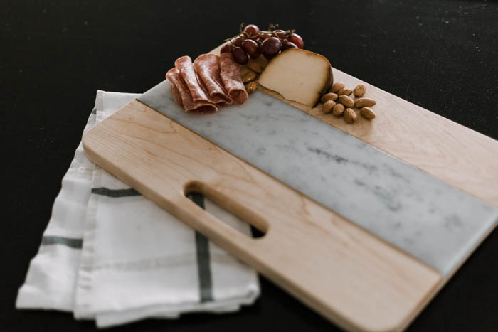 A beautiful DIY Cutting Board! Love this wood and marble cutting board. Such a simple idea and a great way to use leftover tile! #leftovertile #woodworking #DIY #kitchendecor #modernkitchen