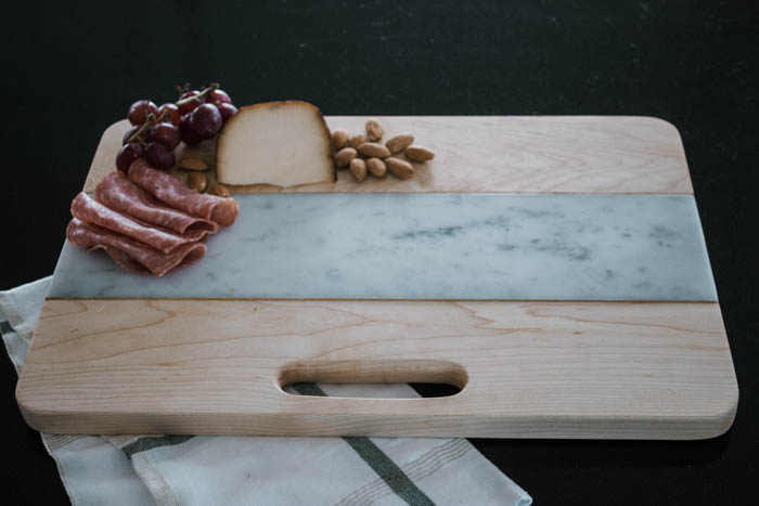 A beautiful DIY Cutting Board! Love this wood and marble cutting board. Such a simple idea and a great way to use leftover tile! #leftovertile #woodworking #DIY #kitchendecor #modernkitchen