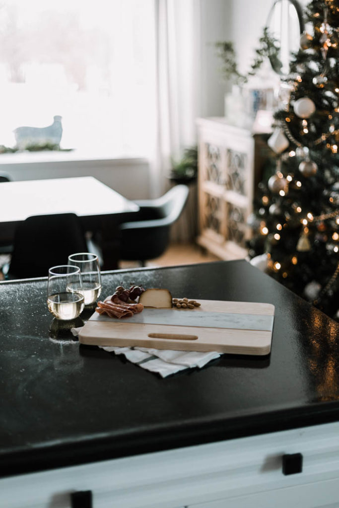 A beautiful DIY Cutting Board! Love this wood and marble cutting board. Such a simple idea and a great way to use leftover tile! #leftovertile #woodworking #DIY #kitchendecor #modernkitchen