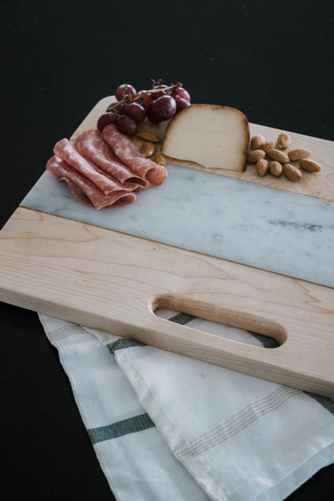 A beautiful DIY Cutting Board! Love this wood and marble cutting board. Such a simple idea and a great way to use leftover tile! #leftovertile #woodworking #DIY #kitchendecor #modernkitchen