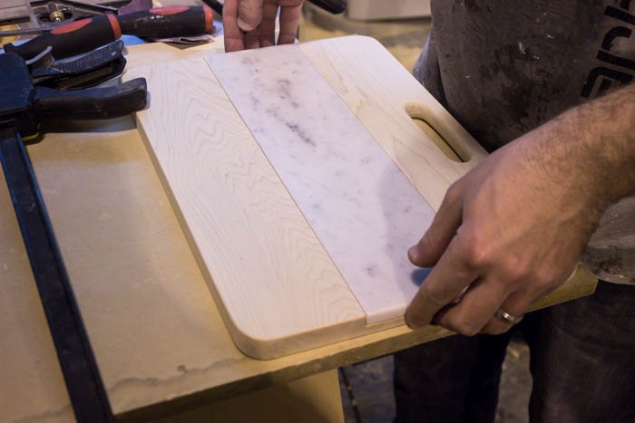 A beautiful DIY Cutting Board! Love this wood and marble cutting board. Such a simple idea and a great way to use leftover tile! #leftovertile #woodworking #DIY #kitchendecor #modernkitchen