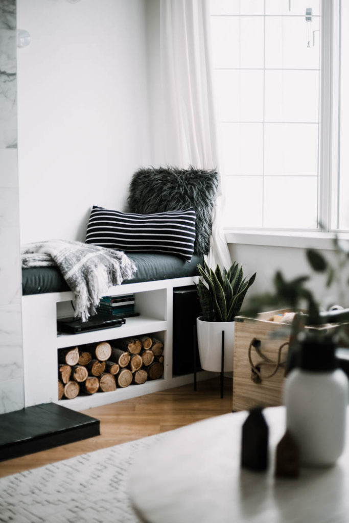 Make your own lumbar pillow in minutes using an old sweater from your closet for the thrift store! This chic DIY pillow is the perfect upcycle to decorate your home! #upcycle #DIY #moderndecor #thrifting