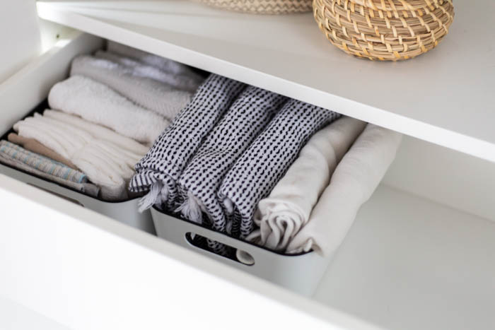 Marie Kondo folding method. A beautifully organized linen closet in 7 quick steps! Looking to add some organization to your linen closet? These easy tips and tricks will help your linen cabinet stay organized. #organization #konmari #linencloset