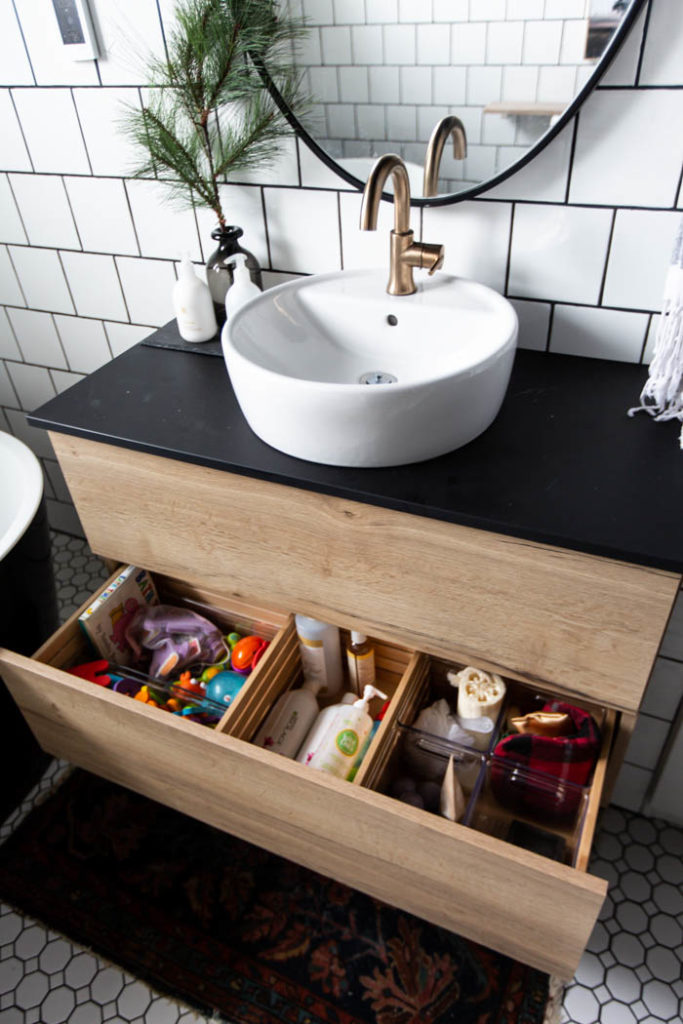 Beautifully organized bathroom! Love these 5 great tips for organizing your drawers. So many practical and functional ideas for how to organize with just a few items. Beautiful stylish organization! #organization #bathroomorganization #modernbathroom #homeorganization #konmari