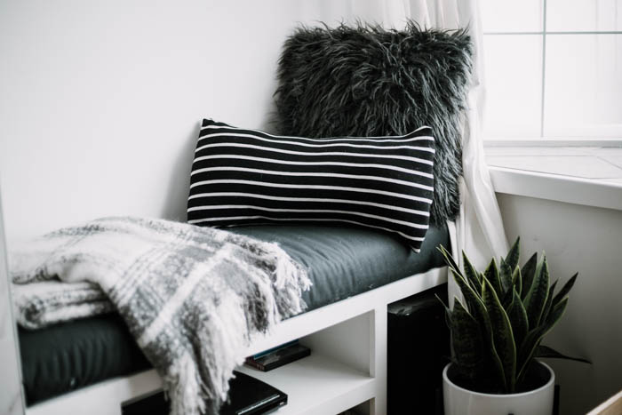 Make your own lumbar pillow in minutes using an old sweater from your closet for the thrift store! This chic DIY pillow is the perfect upcycle to decorate your home! #upcycle #DIY #moderndecor #thrifting