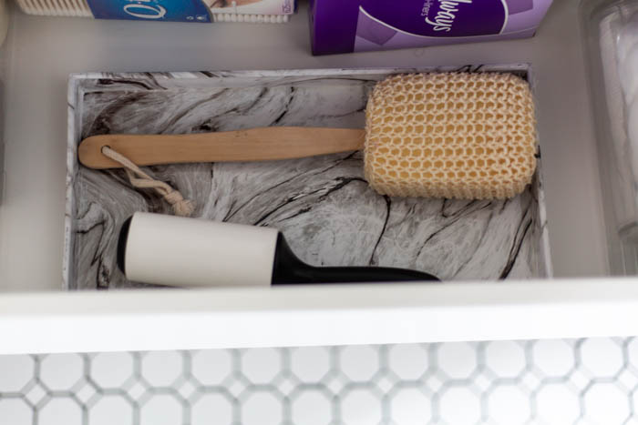 Beautifully organized bathroom! Love these 5 great tips for organizing your drawers. So many practical and functional ideas for how to organize with just a few items. Beautiful stylish organization! #organization #bathroomorganization #modernbathroom #homeorganization