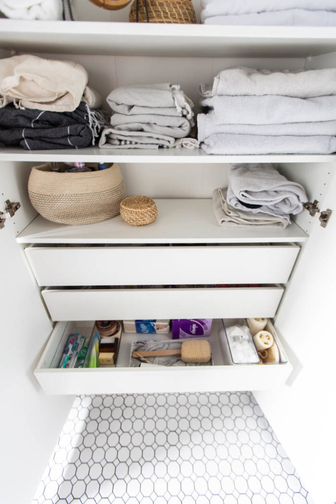 Beautifully organized bathroom & linen cabinet drawers! Love these 5 great tips for organizing your drawers. So many practical and functional ideas for how to organize with just a few items. Beautiful stylish organization! #organization #bathroomorganization #modernbathroom #homeorganization