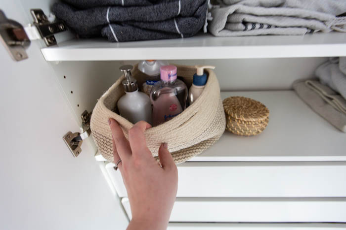 Pretty linen closet storage. A beautifully organized linen closet in 7 quick steps! Looking to add some organization to your linen closet? These easy tips and tricks will help your linen cabinet stay organized. #organization #konmari #linencloset