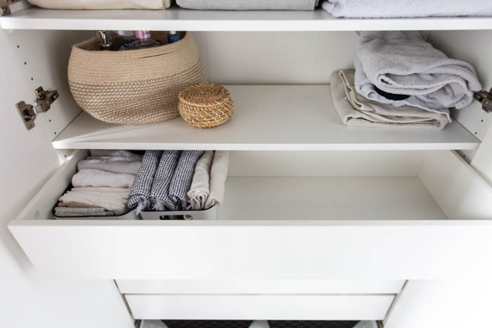 Organizing towels. A beautifully organized linen closet in 7 quick steps! Looking to add some organization to your linen closet? These easy tips and tricks will help your linen cabinet stay organized. #organization #konmari #linencloset