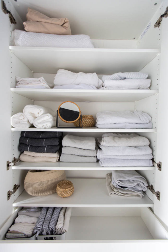 Organized linen cabinet. A beautifully organized linen closet in 7 quick steps! Looking to add some organization to your linen closet? These easy tips and tricks will help your linen cabinet stay organized. #organization #konmari #linencloset