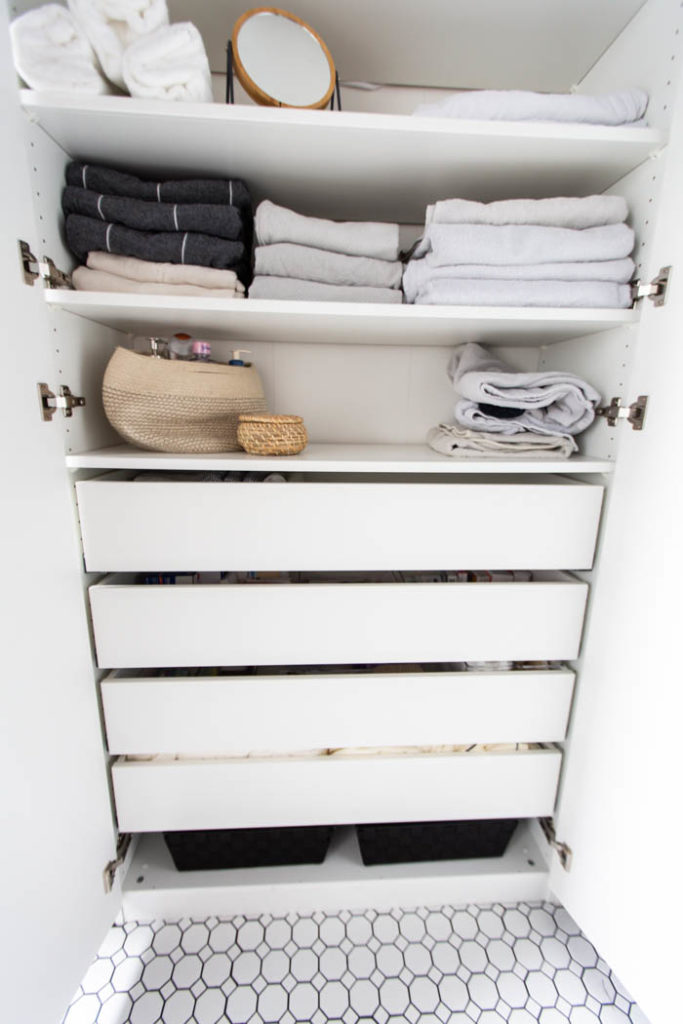 Organized linen closet. A beautifully organized linen closet in 7 quick steps! Looking to add some organization to your linen closet? These easy tips and tricks will help your linen cabinet stay organized. #organization #konmari #linencloset
