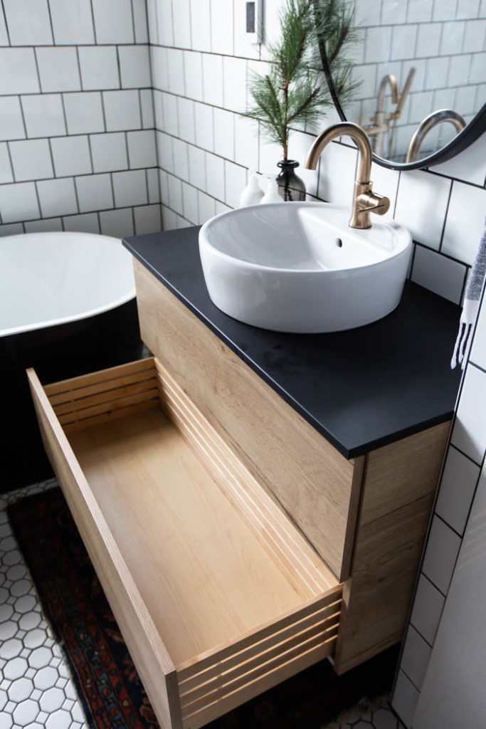 Beautifully organized bathroom! Love these 5 great tips for organizing your drawers. So many practical and functional ideas for how to organize with just a few items. Beautiful stylish organization! #organization #bathroomorganization #modernbathroom #homeorganization #konmari