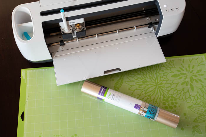 Cricut maker, vinyl and mat