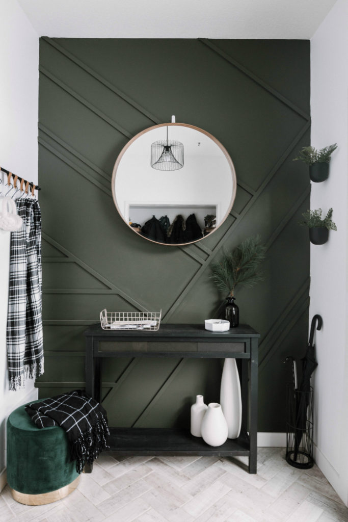 Green accent wall in an entryway