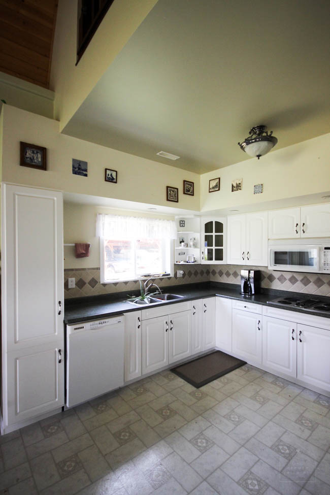 outdated kitchen before makeover