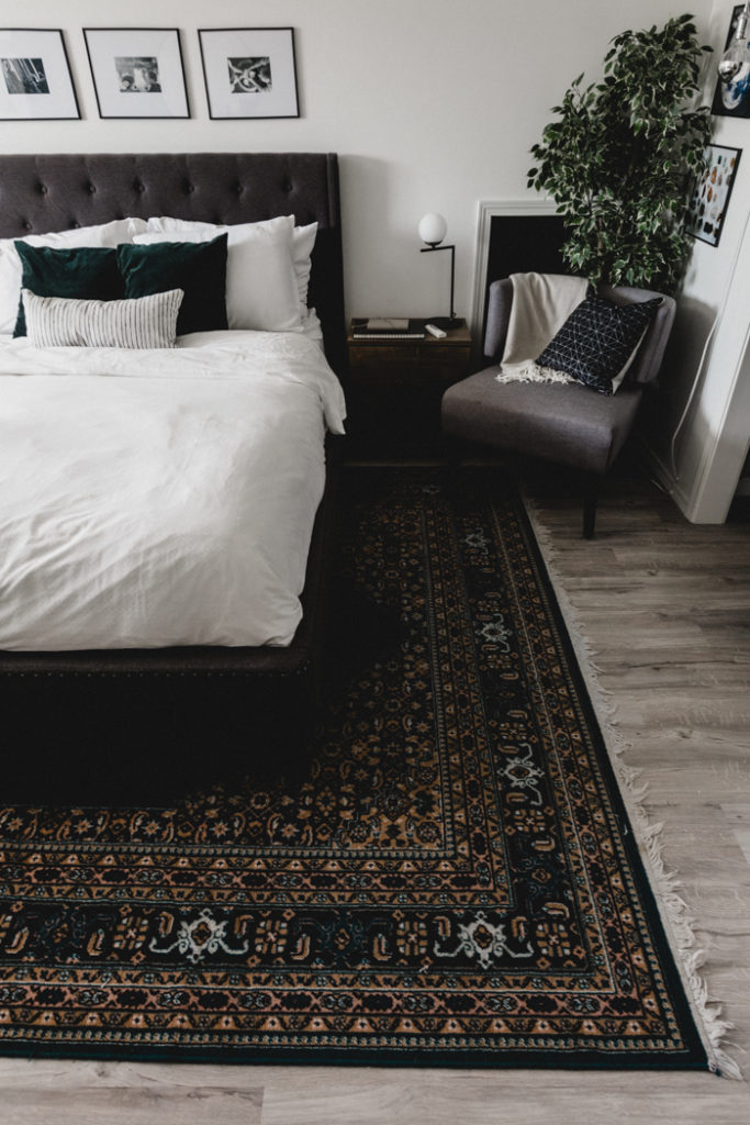 deep green rug in bedroom