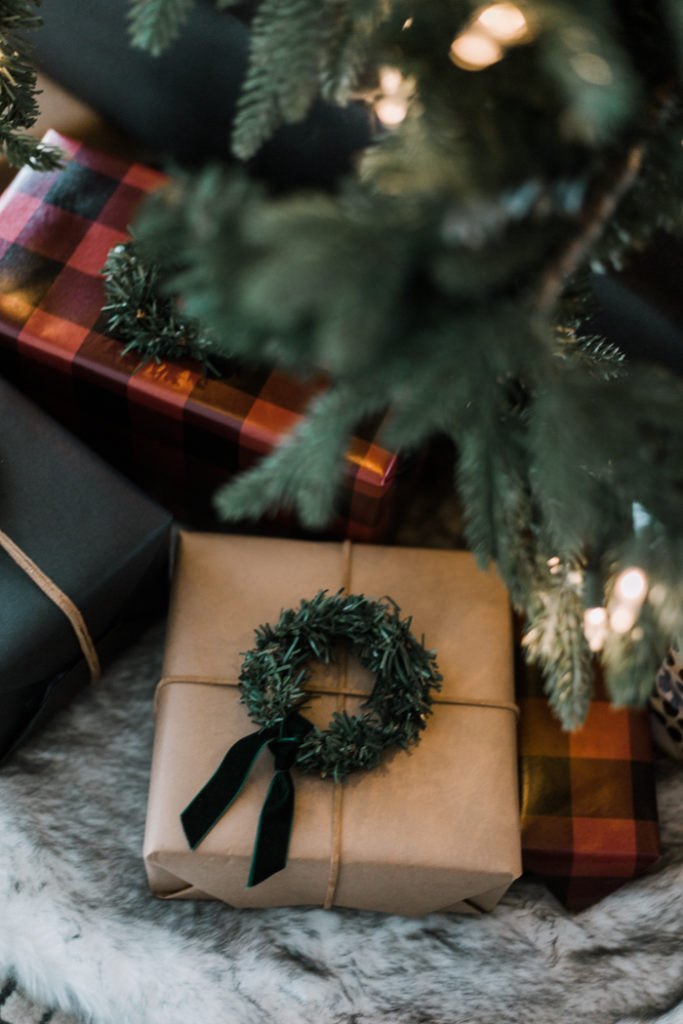 Cute mini wreaths for gift wrap