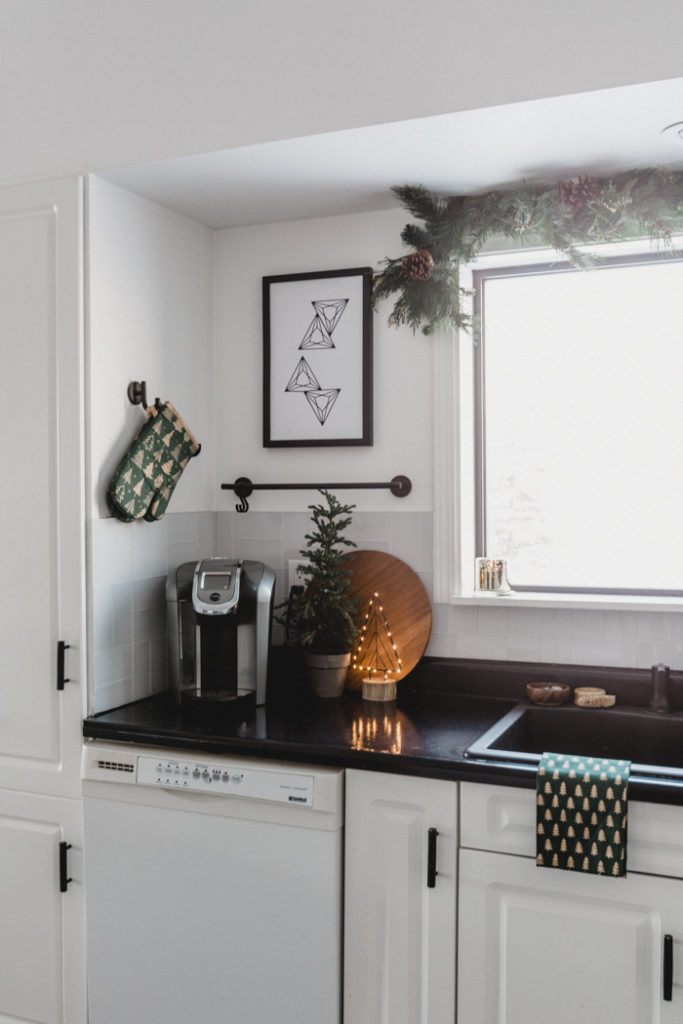minimalist Christmas kitchen decor
