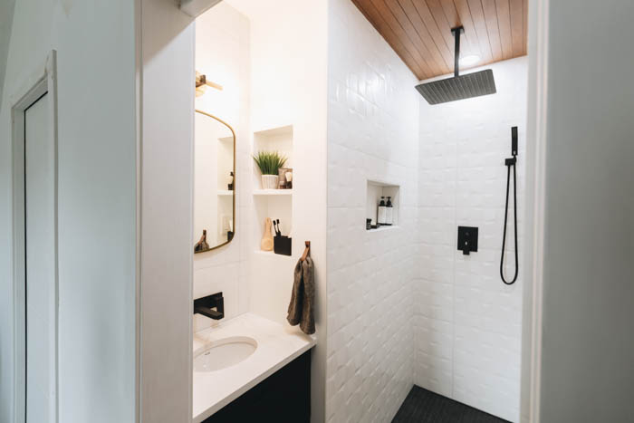 small ensuite design with while tile