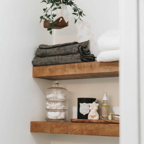 gorgeous bathroom shelves